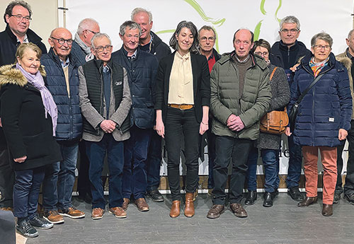 A l’honneur pour les résultats de leurs chevaux. Au centre Stéphanie Maubé maire de Lessay, représentant la Région.