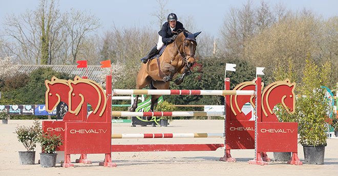 Mathieu Billot et H, le couple victorieux à Auvers (PSV/Jean Morel)La « Tournée des Bourgeons » rebaptisée d’Alain Hinard à Auvers s’est conclue par une nouvelle victoire de Mathieu Billot, à la forme insolente avec H, après sa victoire 15 jours plus tôt avec Lord de Muze lors de la 1è étape du Grand National à Jardy (92) Mathieu Billot s'impose cette fois-ci avec le Kwpn de Serge Batailler, H, qui s’est par deux fois distingué au Saut Hermès 8 jours plus tôt,  2è et 4è sur des cotes à 1,50m. Ma