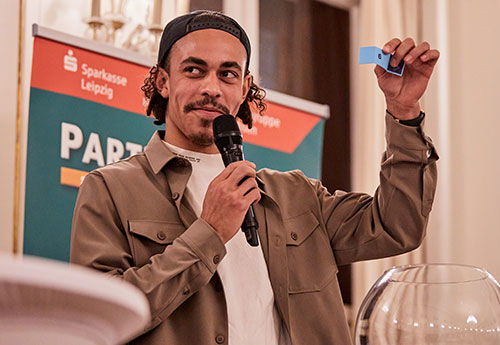 Yussuf Yurary Poulsen, le joueur de football danois du club de Budesliga RB Leipzig et de l'équipe nationale danoise, participant au tirage au sort du saut d'obstacles de la Longines FEI Jumping World Cup™ Final, Leipzig 2022 à Alte Borse - Musée d'histoire locale à Leipzig (GER) (© FEI/Liz Gregg)
