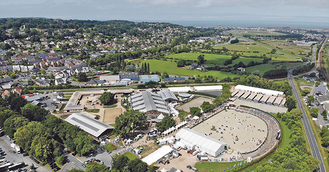 Le PIC de Deauville vu d’en haut. Et au fond il y a la mer