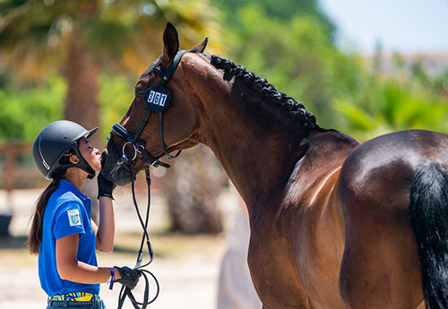 L'Ukrainienne Diana Borovyk et Baby Royal au Championnat d'Europe de dressage FEI 2021 pour les jeunes à Oliva (ESP) (© Lukasz Kowalski)
