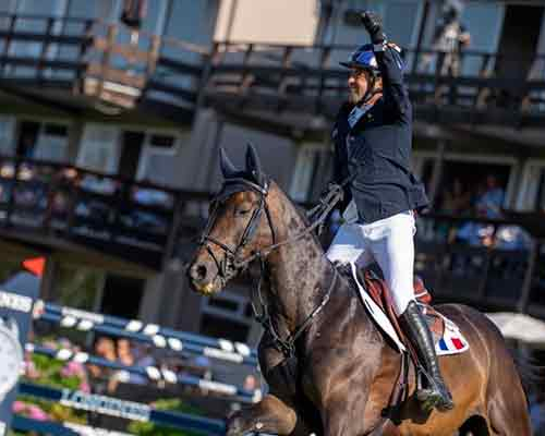 La joie de Marc Dilasser après avoir décroché la victoire pour l'équipe de France grâce à un brillant barrage avec Arioto du Gevres. (©FEI/Jon Stroud)