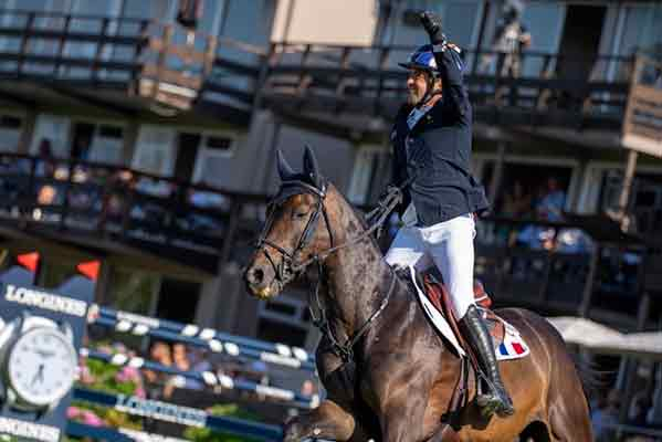 La joie de Marc Dilasser après avoir décroché la victoire pour l'équipe de France grâce à un brillant barrage avec Arioto du Gevres.  (©FEI/Jon Stroud)