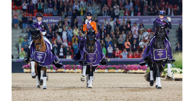 De gauche à droite la médaillée d'argent Cathrine Laudrup-Dufour sur Vamos Amigos, la médaillée de bronze Dinja van Liere sur Hermés et à droite la gagnante et médaillée d'or Charlotte Fry sur Glamourdale Photocredit (© Herning2022 / Stefan Lafrentz)