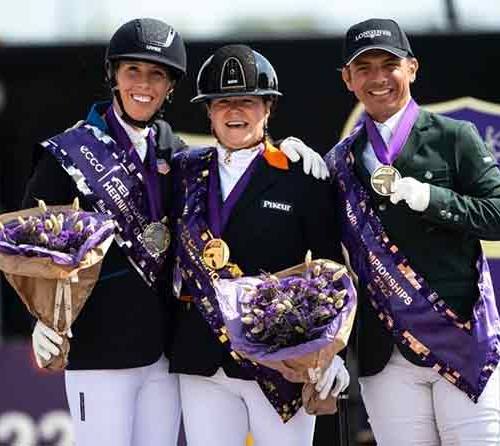 L'argent de KATE SHOEMAKER (USA), l'or de SANNE VOETS (NED) et le bronze de RODOLPHO RISKALLA (BRA) dans la finale du Grade IV Freestyle to Music lors des Orifarm Healthcare FEI World Championships 2022 © FEI