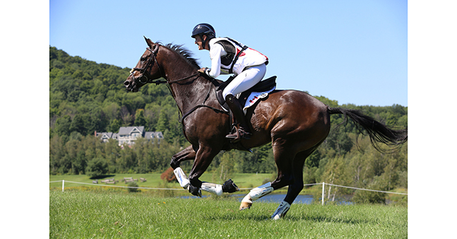 Colleen Loach (CAN) galope en cross country sur FE Golden Eye (© FEI/Amber Heintzberger)