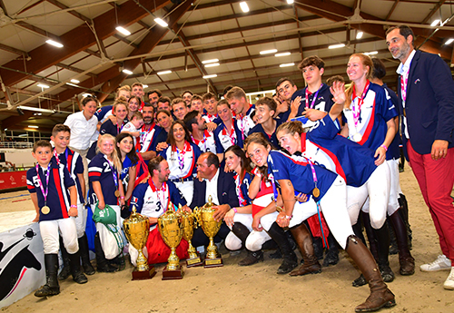 L'ensemble des équipes autour de leur entraineur et des trophées (© Gilles Périna)