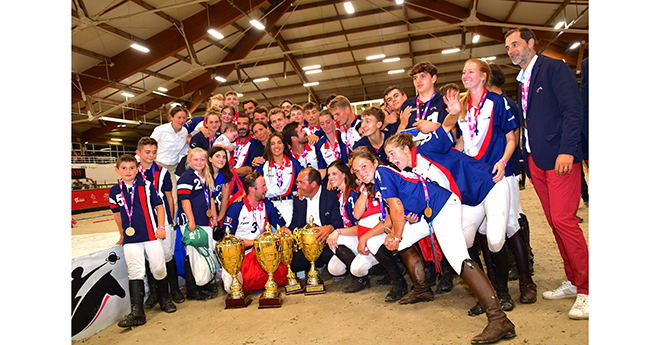 L'ensemble des équipes autour de leur entraineur et des trophées (© Gilles Périna)