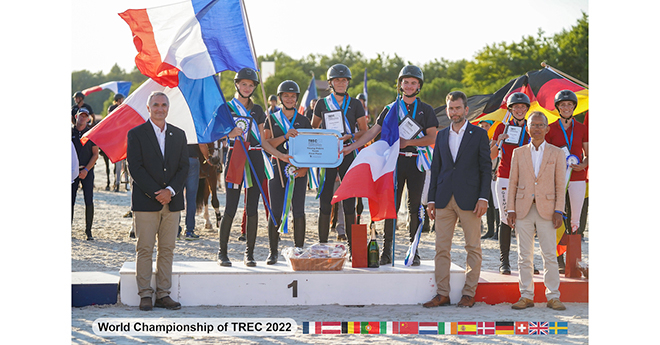 L'équipe de France Jeunes cavaliers en or (© FFE/NHMM Photographie)