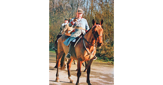 Pour la petite histoire, Jean-François Lescop (notre photo coll privée) montait une certaine Quenotte par Lurioso et Vestale du Bois Margot x Landau à la chasse. Cette Quenotte fut la mère entre autres de Cor de la Bryère, étalon le plus célèbre du monde   mais aussi de Friday gagnant en Grand Prix avec un bouton de l’équipage !