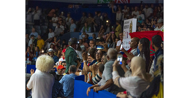 L'incroyable popularité de Kebir obligé de descendre dans les tribunes pour saluer son public (© R&B Presse/Adèle Renauldon)