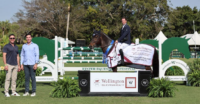 Chris et Rob Desino de Wellington Equestrian Realty présentent Ben Maher et Tic Tac comme vainqueurs du Wellington Equestrian Realty CSI3* 1,45 m Speed de 37 000 CHF (© Sportfot)