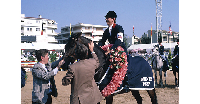 Philippe Rozier et Khadidja lors du Jumping International de Cannes 1987 (© Archives municipales de Cannes, 26Fi128, photographes Isardon et Tourte)