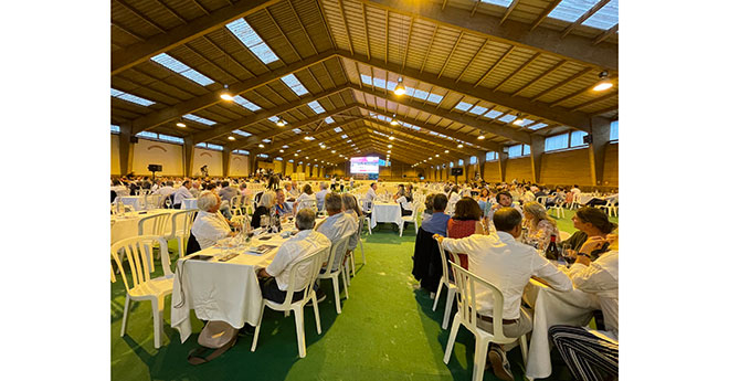 Soirée ventes aux enchères dans le grand manège à Malville (© ER)