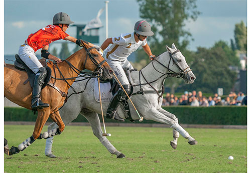 Bautista Bayugar en rouge et Simon Zavaleta en blanc au duel lors de la finale de la Coupe d’Or Marta et Lucien Barrière (© R&B Presse/Pascal Renauldon)