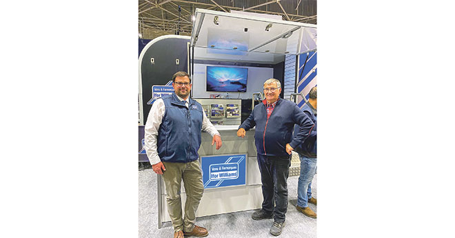 Patrick Wattebled et son fils Laurent sur le stand Ifor Williams à Equita Lyon