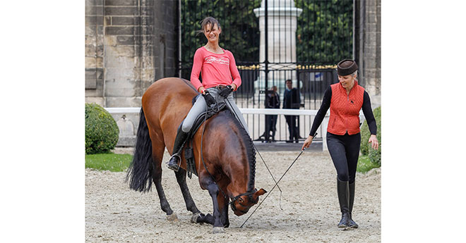 Championne olympique de saut d'obstacles par équipe (Rio de Janeiro 2016), Pénélope Leprévost s'est essayée au dressage de haute école au musée vivant du Cheval guidée par Sophie Bienaimé (© R&B Presse)