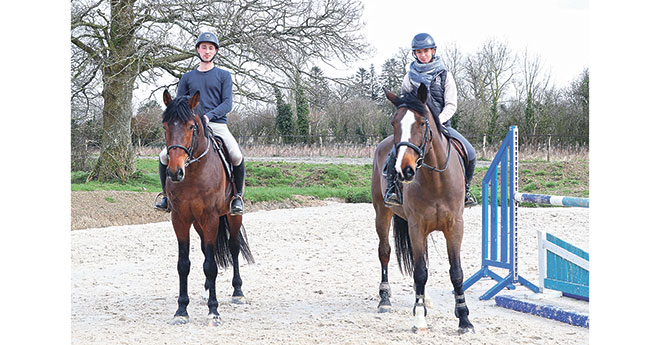 Avec sa compagne Eloïse, cavalière elle aussi